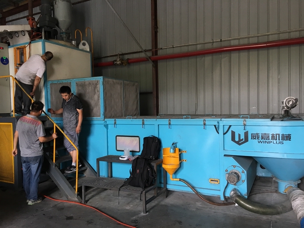 The company's general manager personally leads the after-sales service personnel to visit the company's old customers